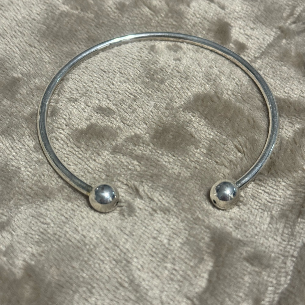 (2) New Silver Pairs Of Bangle Bracelets
1 Plain, 1 Heart - Picture 3 of 3
